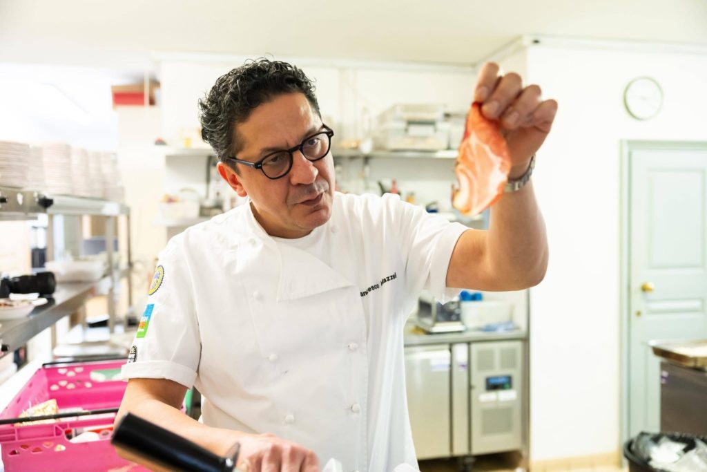 Chef Francesco Mazzei cucina per Re Carlo d'Inghilterra